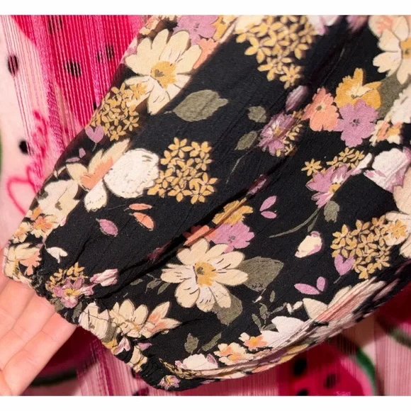 🩷🖤 Gorgeous Flowy Floral Top - Picture 4 of 7